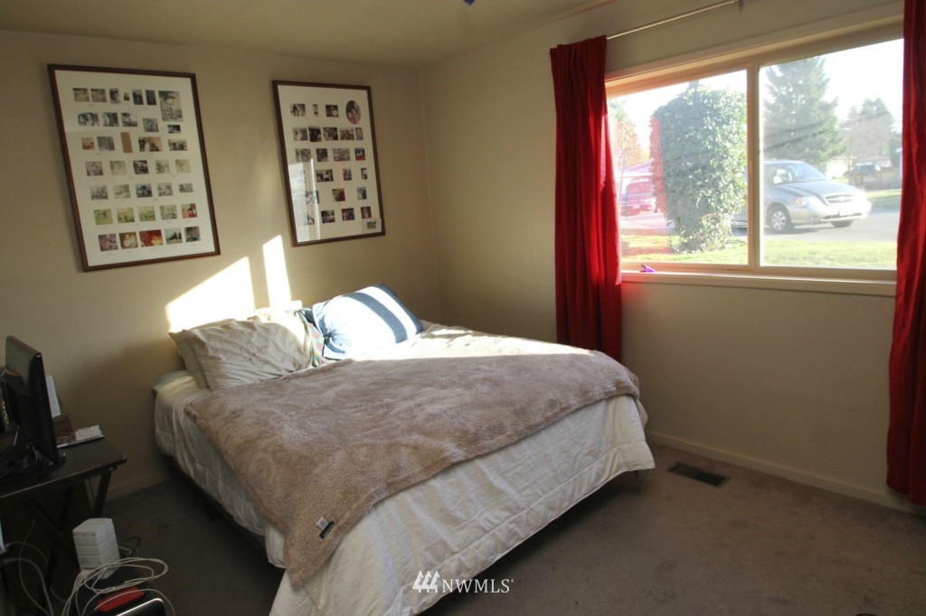 2404 Northeast 9th Place Renton, WA 98056 - Photo 9 of 13