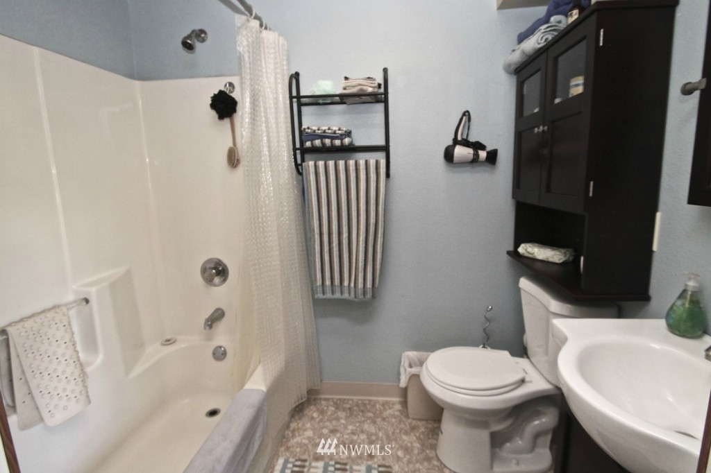2404 Northeast 9th Place Renton, WA 98056 - Photo 10 of 13