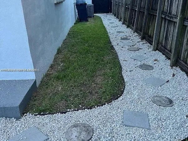 a view of a backyard with pathway
