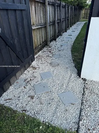 a view of a backyard