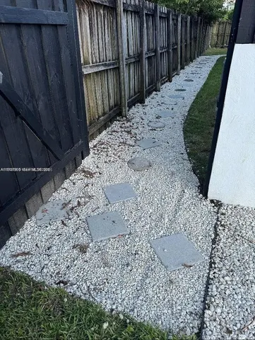 a view of a backyard