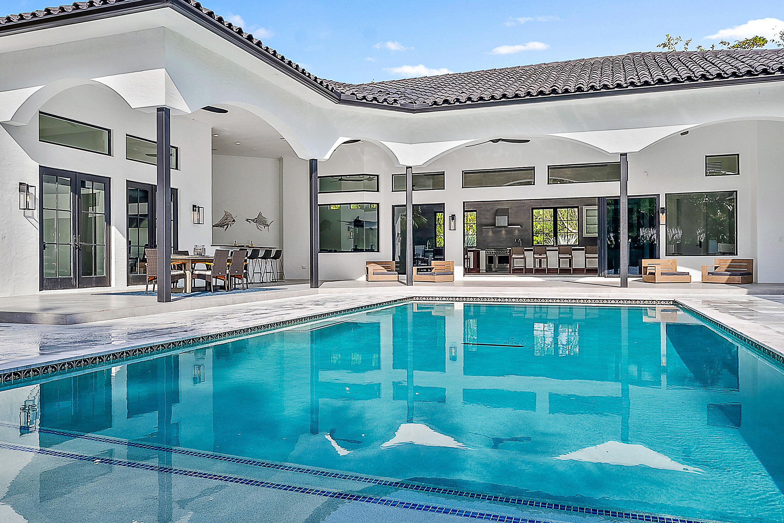 18890 Southeast Jupiter Road Jupiter, FL 33458 - Photo 29 of 33 a large white kitchen with a large window