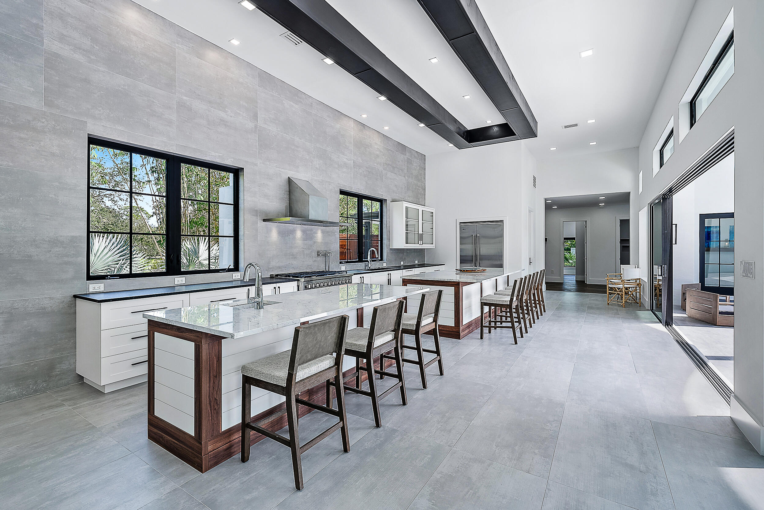 18890 Southeast Jupiter Road Jupiter, FL 33458 - Photo 5 of 33 a kitchen with lots of counter top space and dining table