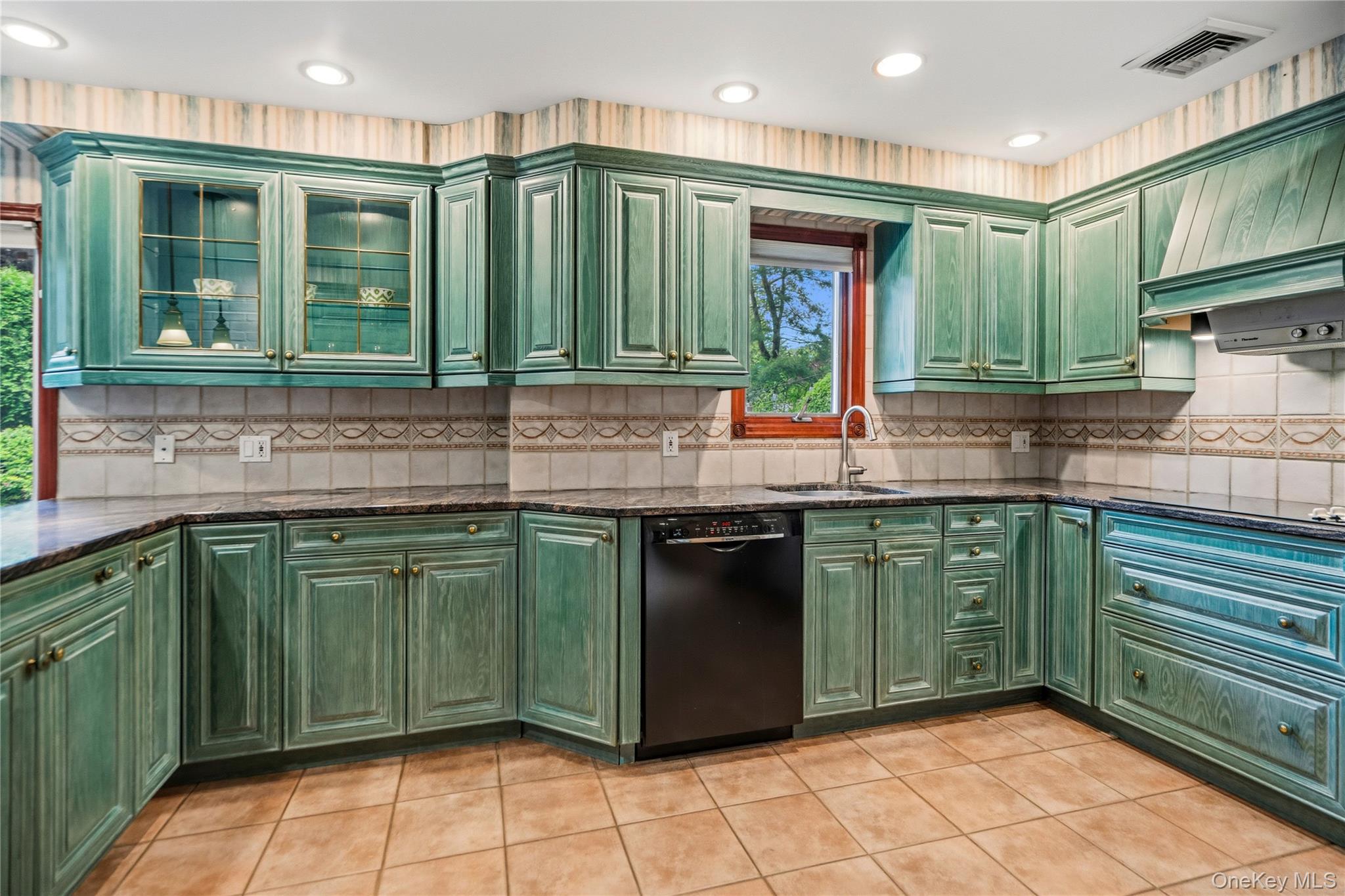 565 Mohawk Road West West Hempstead, NY 11552 - Photo 17 of 48