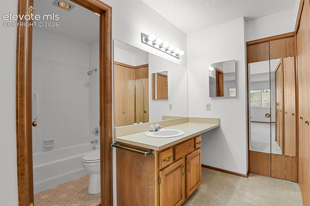 1122 Fontmore Road, Unit C Colorado Springs, CO 80904 - Photo 21 of 33 Full bathroom