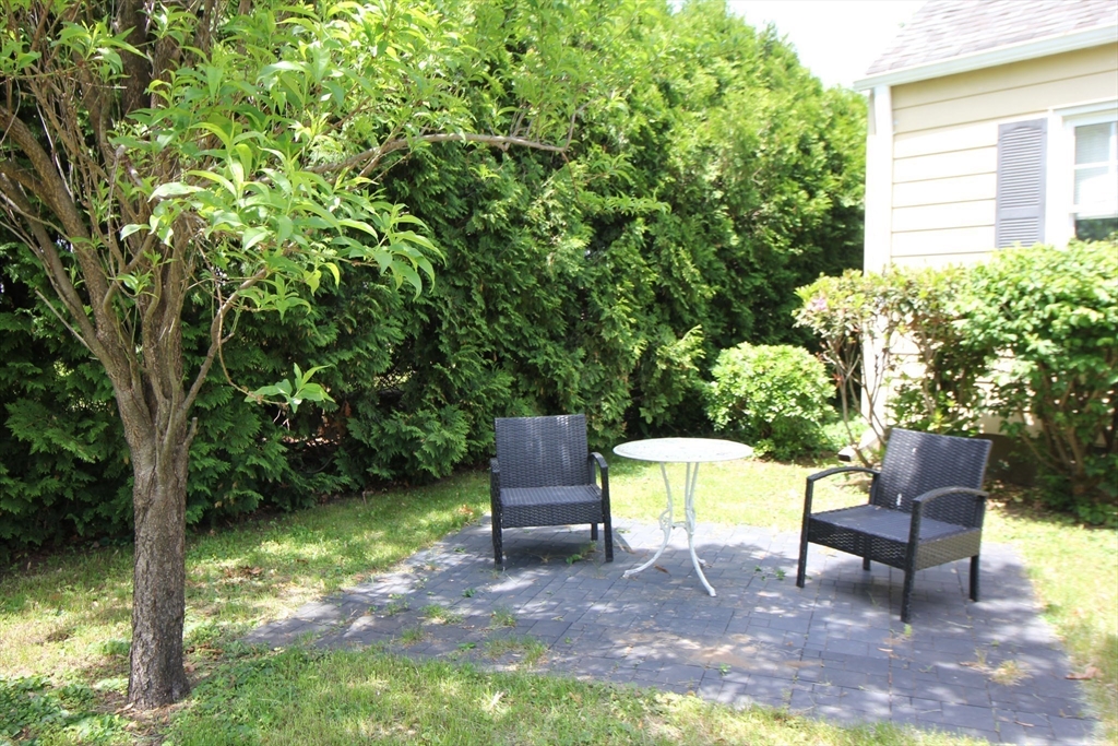 1 Stratford Road Holyoke, MA 01040 - Photo 2 of 26