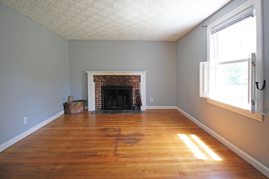 1 Stratford Road Holyoke, MA 01040 - Photo 4 of 26