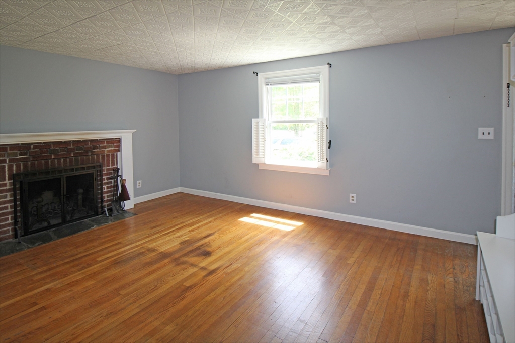 1 Stratford Road Holyoke, MA 01040 - Photo 6 of 26