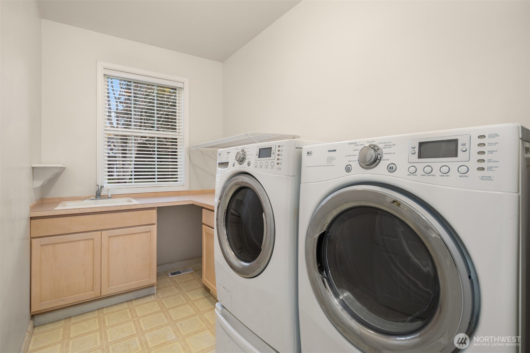 1402 Langara Circle Bellingham, WA 98229 - Photo 34 of 40 a utility room with dryer and washer