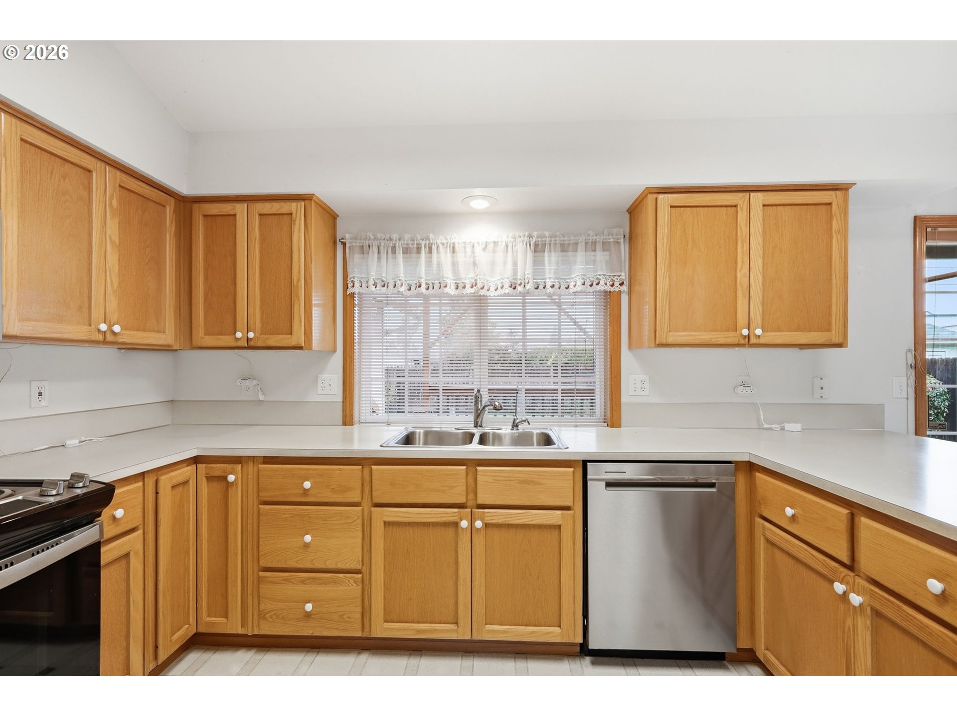 2337 Loch Drive Springfield, OR 97477 - Photo 10 of 35