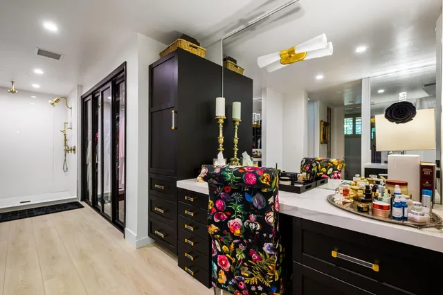 a view of a hallway with closet