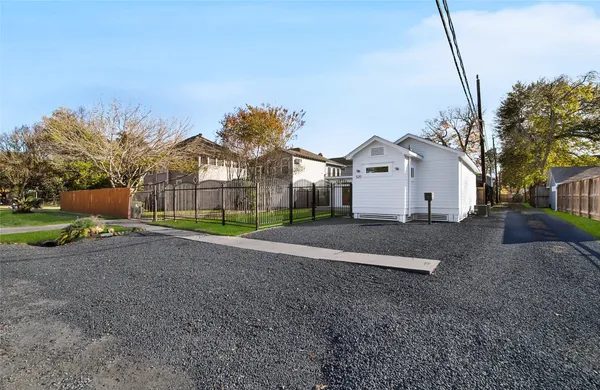 $1,900 | 520 West 15th Street, Houston, TX 77008