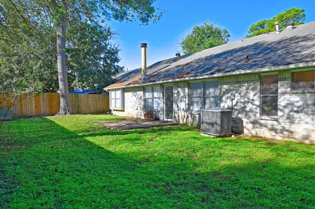 a view of a house with backyard and porch