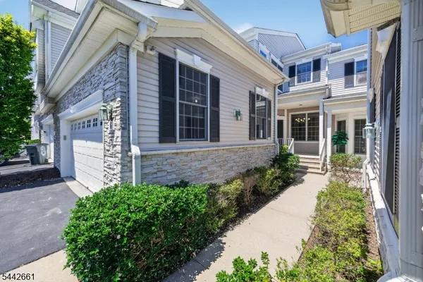 $749,900 | 6 Schweinberg Drive, Roseland, NJ 07068