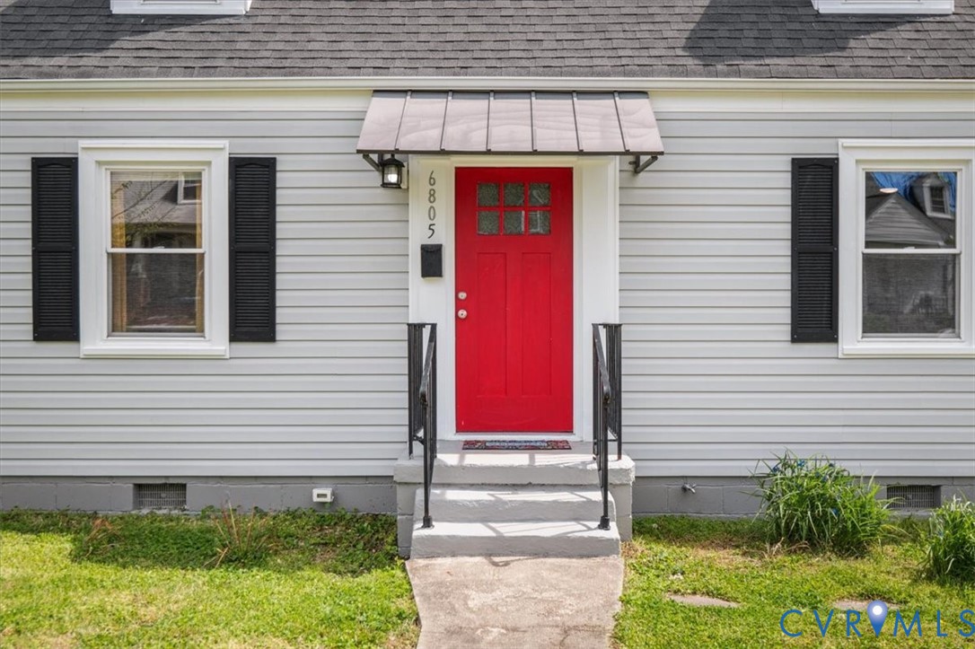 6805 Hermitage Road Henrico, VA 23228 - Photo 2 of 46 a front view of a house with a yard