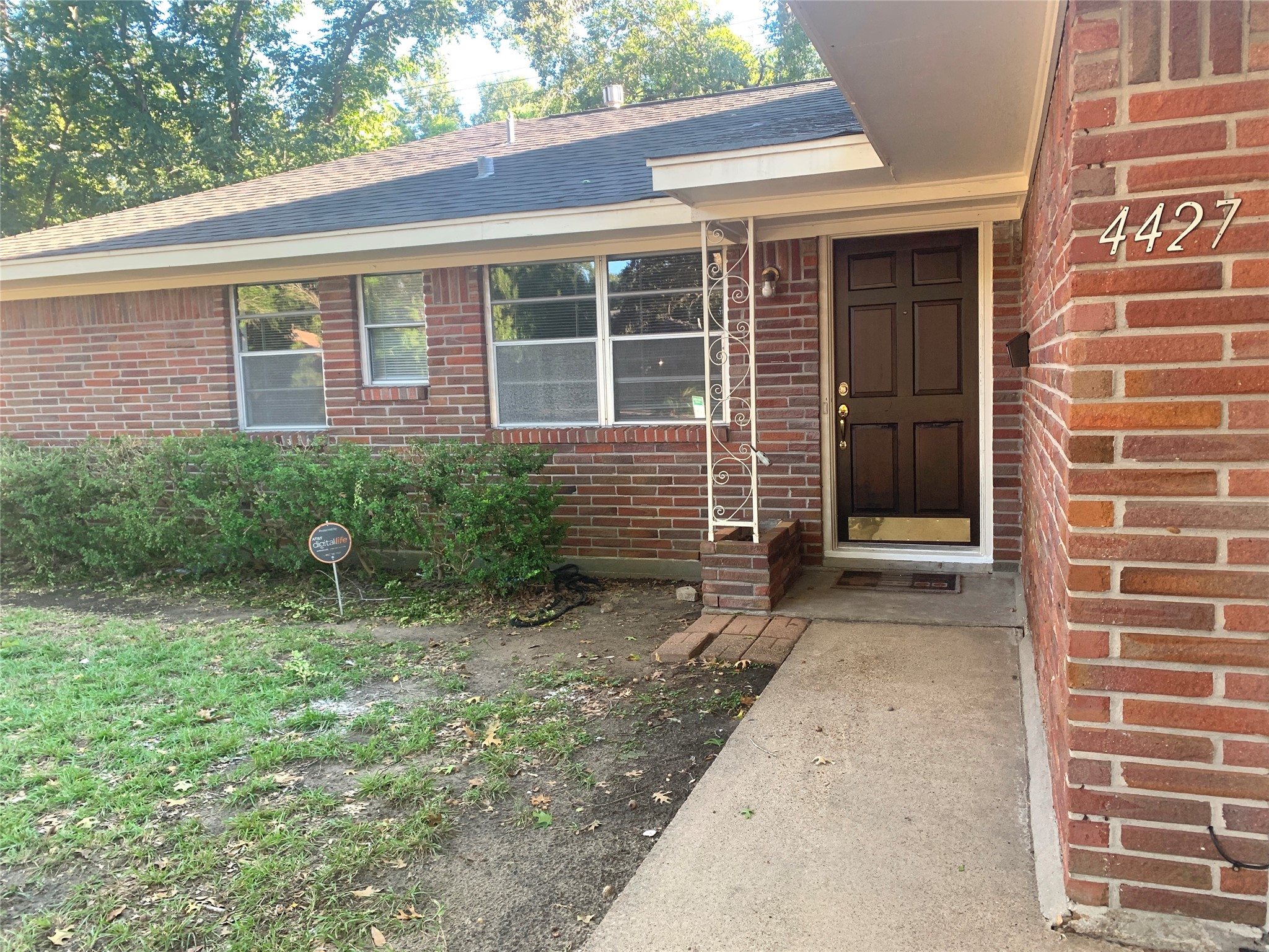 4427 Warm Springs Road Houston, TX 77035 - Photo 2 of 30 Brick home in popular Willowbend area. Located near Medical Center and Galleria area. Easy freeway access.