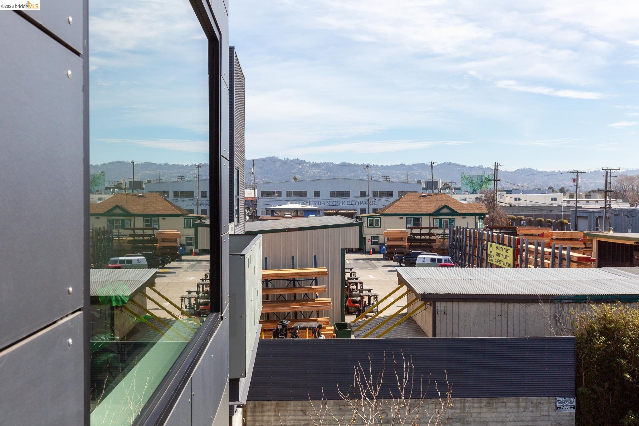811 Folger Avenue Berkeley, CA 94710 - Photo 17 of 41 a view of a balcony with city view
