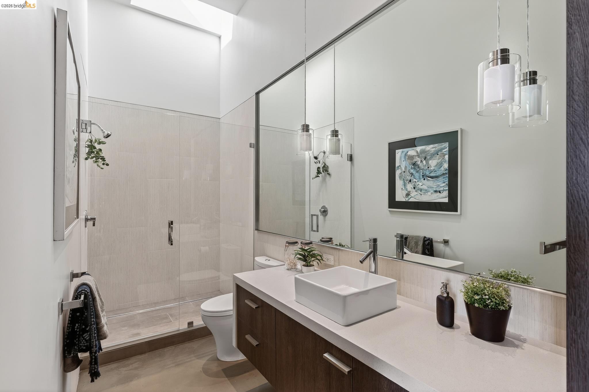 811 Folger Avenue Berkeley, CA 94710 - Photo 19 of 41 a bathroom with a tub sink and mirror