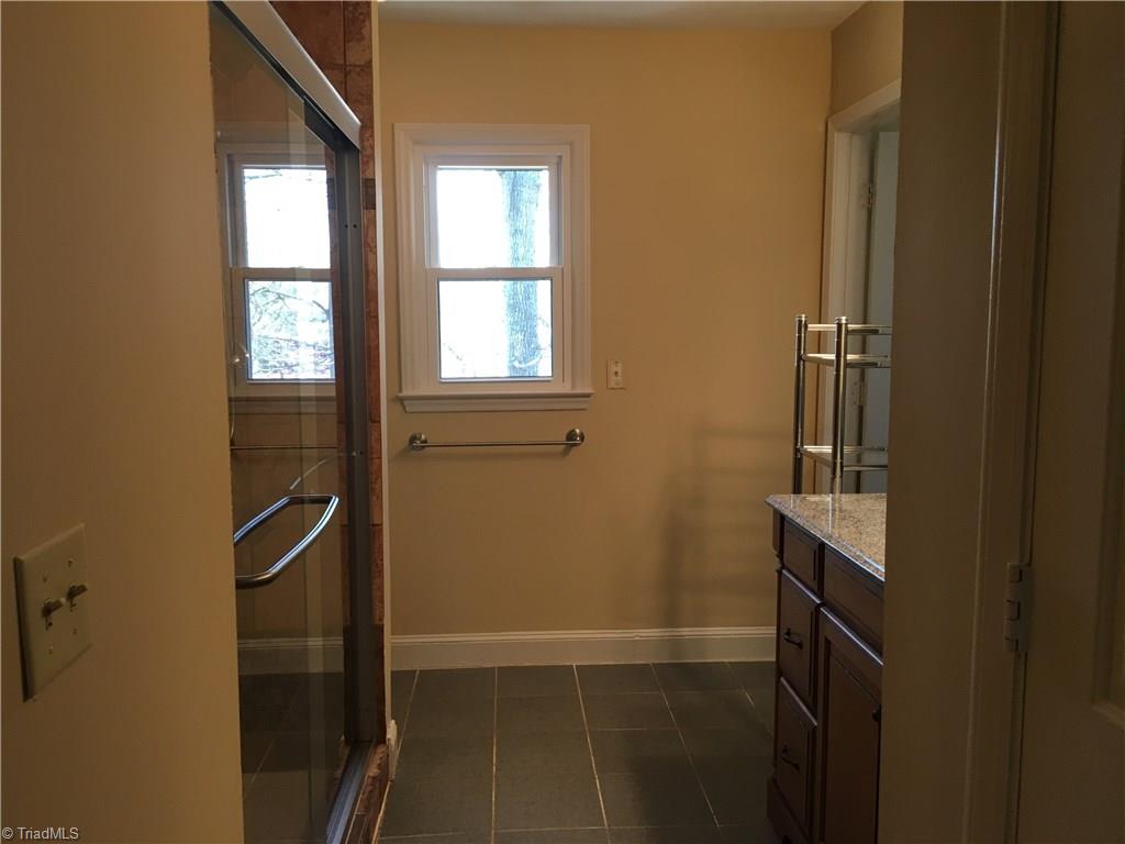 640 Kanoy Road Thomasville, NC 27360 - Photo 11 of 24 Master Bath