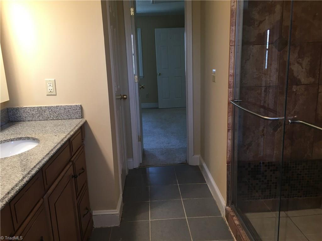 640 Kanoy Road Thomasville, NC 27360 - Photo 16 of 24 Master bath