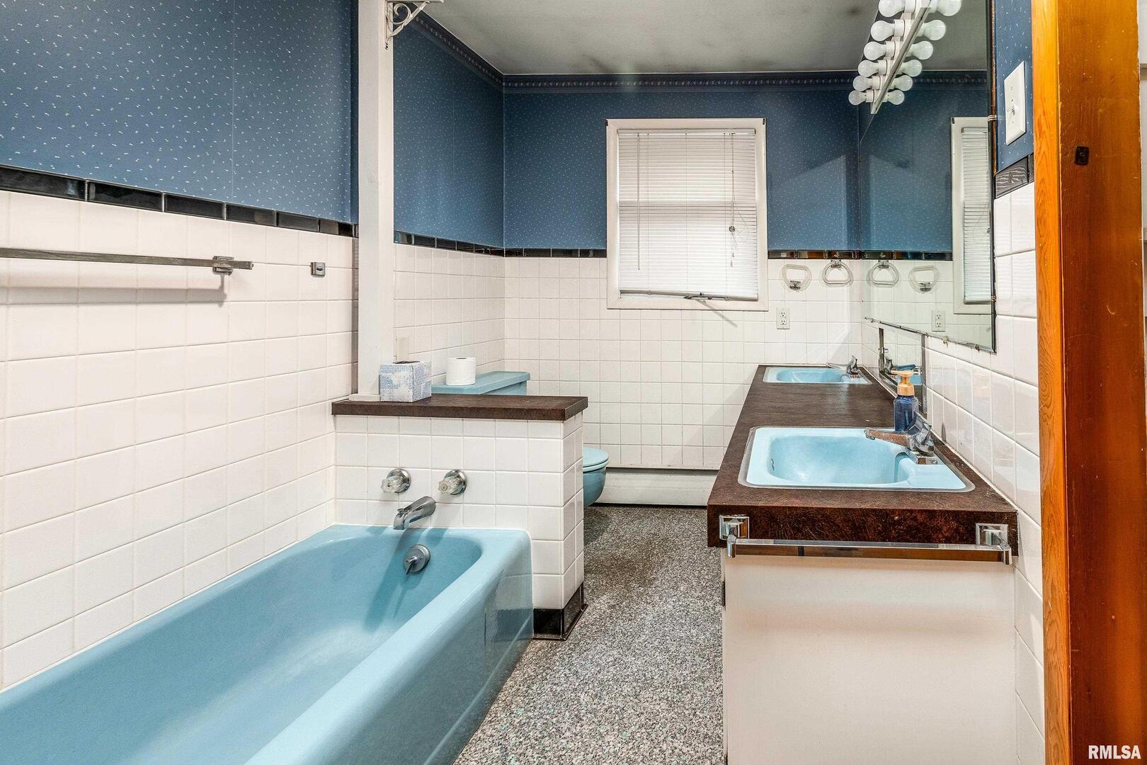 170 Melody Lane Murphysboro, IL 62966 - Photo 21 of 42 a bathroom with a tub sink and mirror