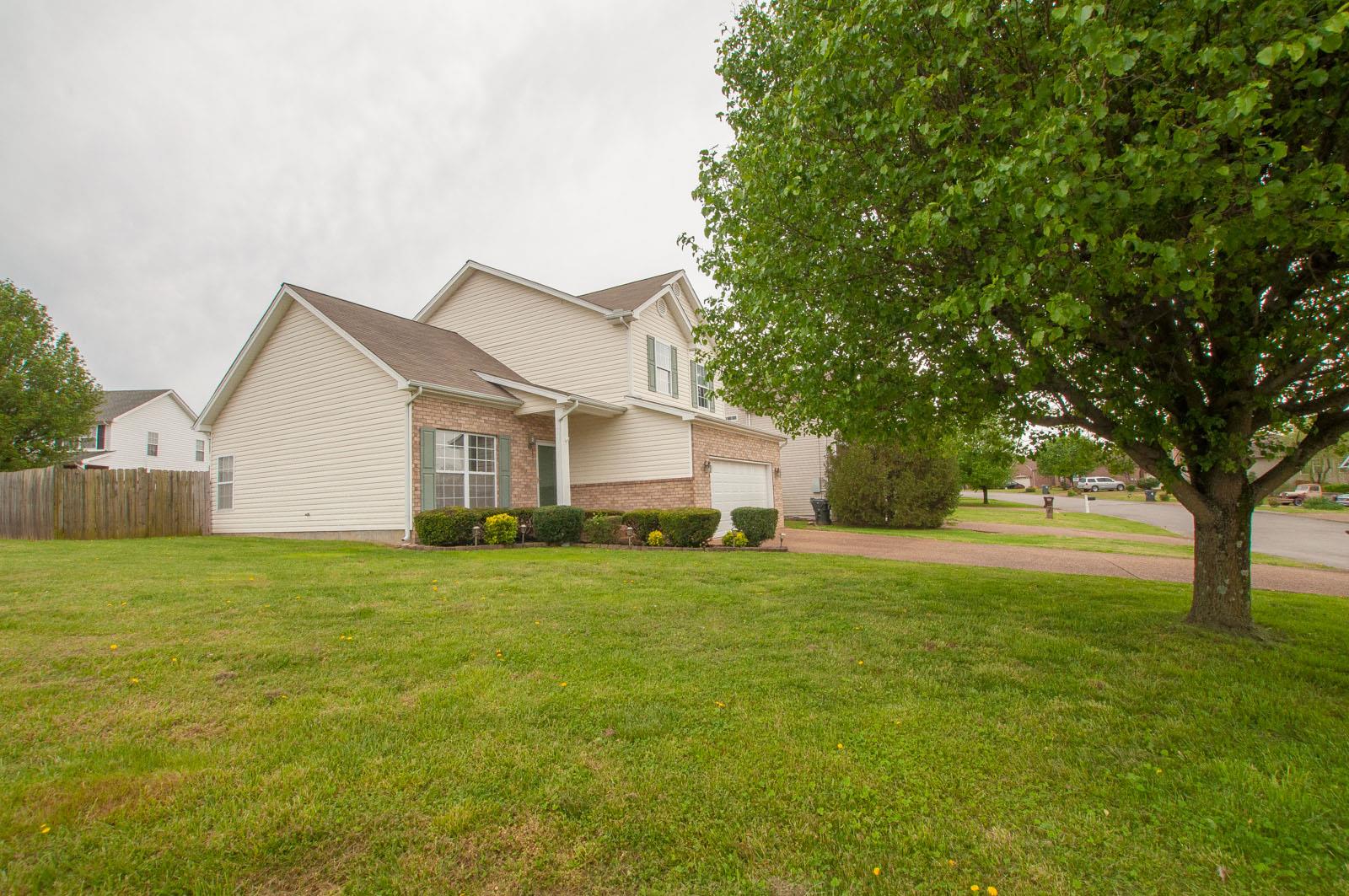 1556 Stone Hill Road Mount Juliet, TN 37122 - Photo 4 of 22 a front view of house with yard and trees