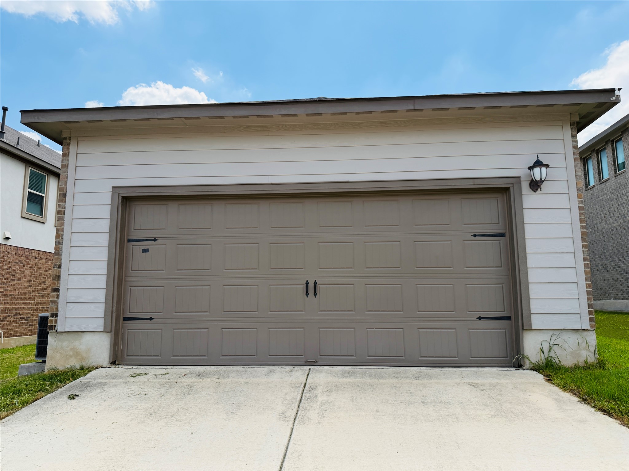 2013 Hat Bender Loop Round Rock, TX 78664 - Photo 2 of 16 Garage with concrete driveway