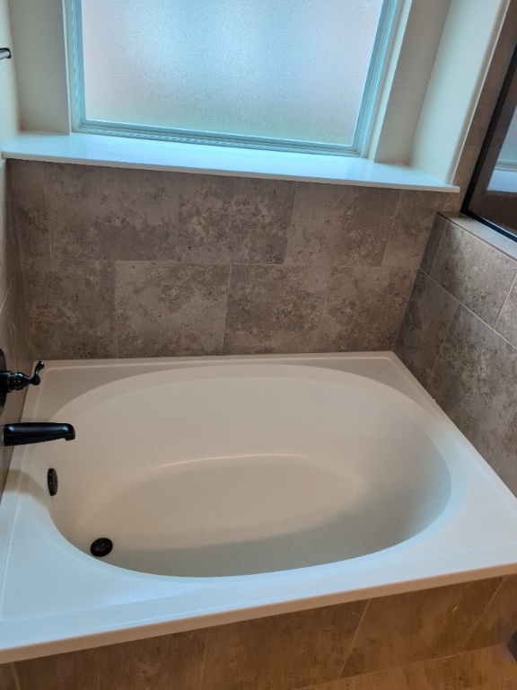 8528 Reggio Street Round Rock, TX 78665 - Photo 14 of 27 a bathroom with a bathtub