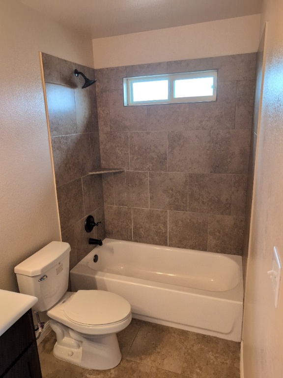 8528 Reggio Street Round Rock, TX 78665 - Photo 23 of 27 a bathroom with a toilet and a bathtub