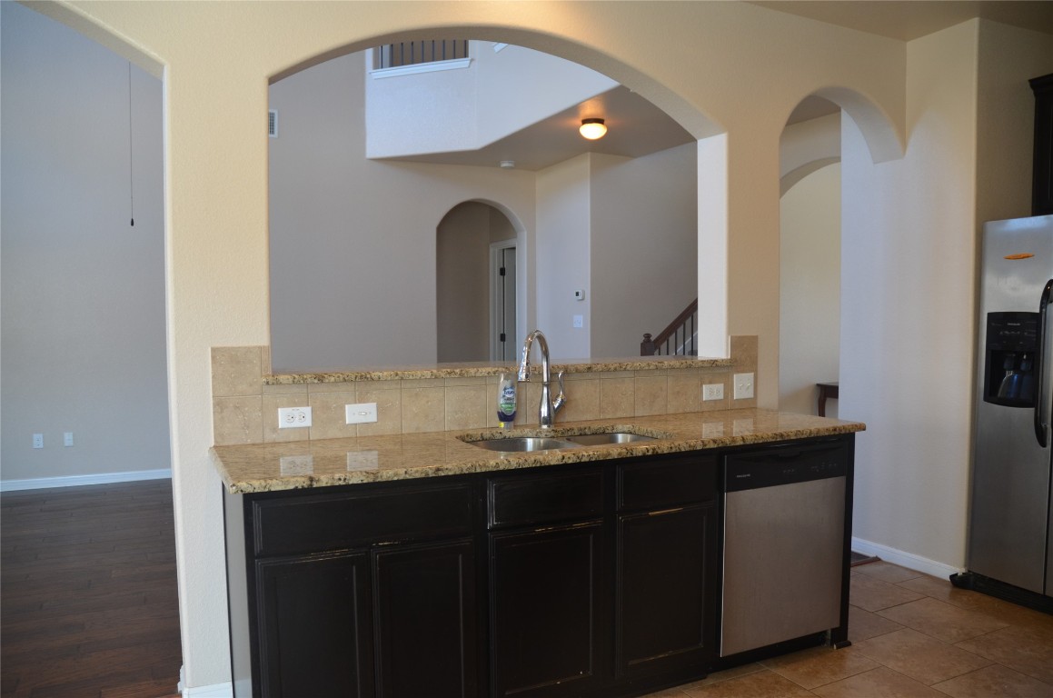 8528 Reggio Street Round Rock, TX 78665 - Photo 10 of 27 a bathroom with sinks and a vanity