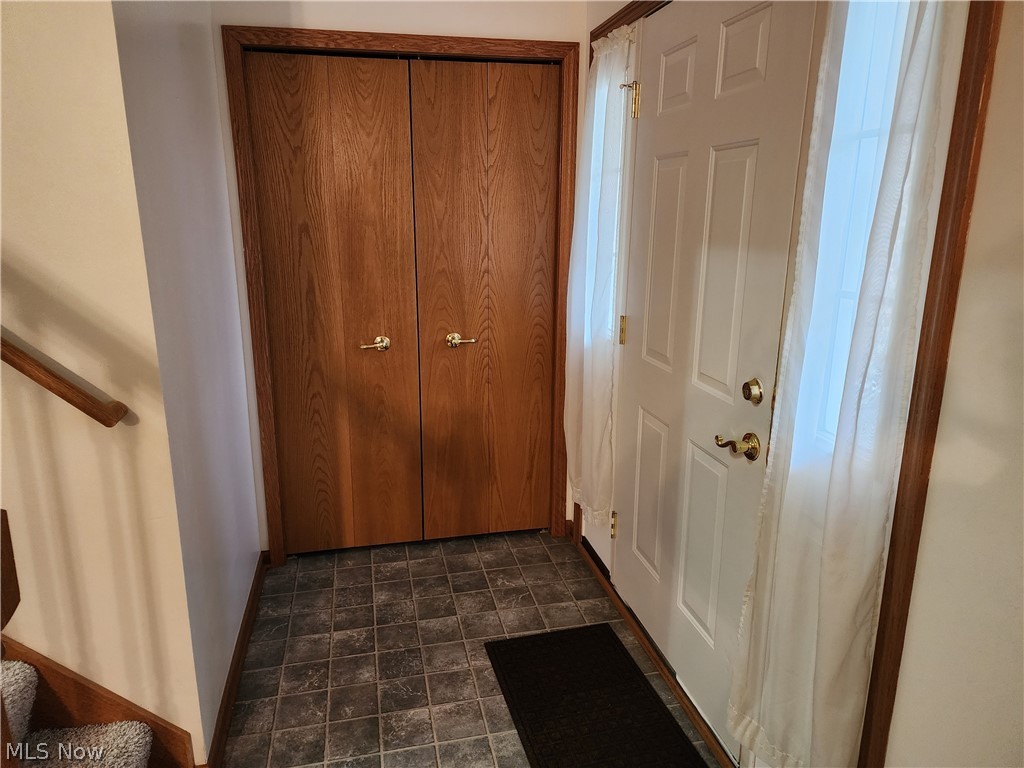 176 Overhill Road Youngstown, OH 44512 - Photo 3 of 20 Foyer