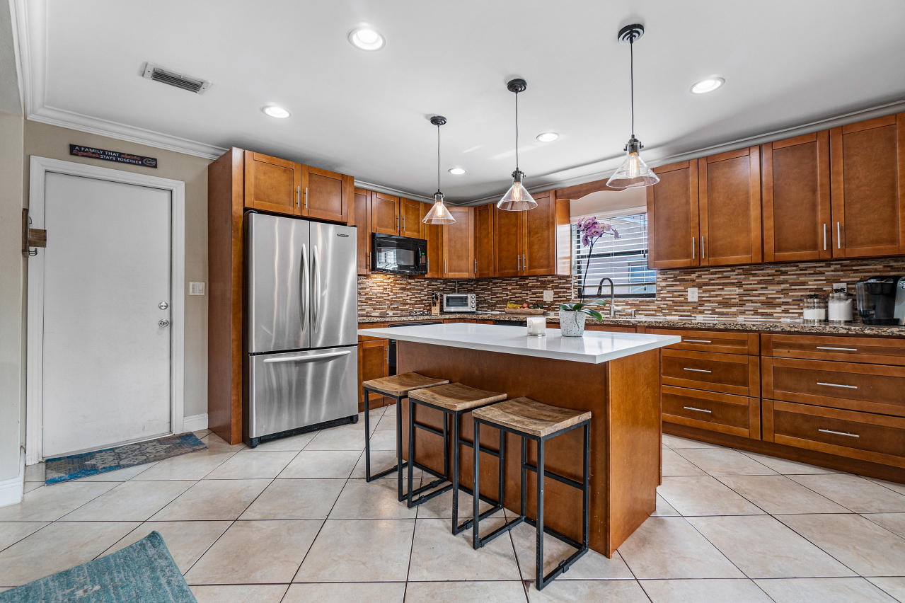 2586 Northwest 32nd Street Boca Raton, FL 33434 - Photo 9 of 32 011-2586Northwest32ndStreet-BocaRaton-FL
