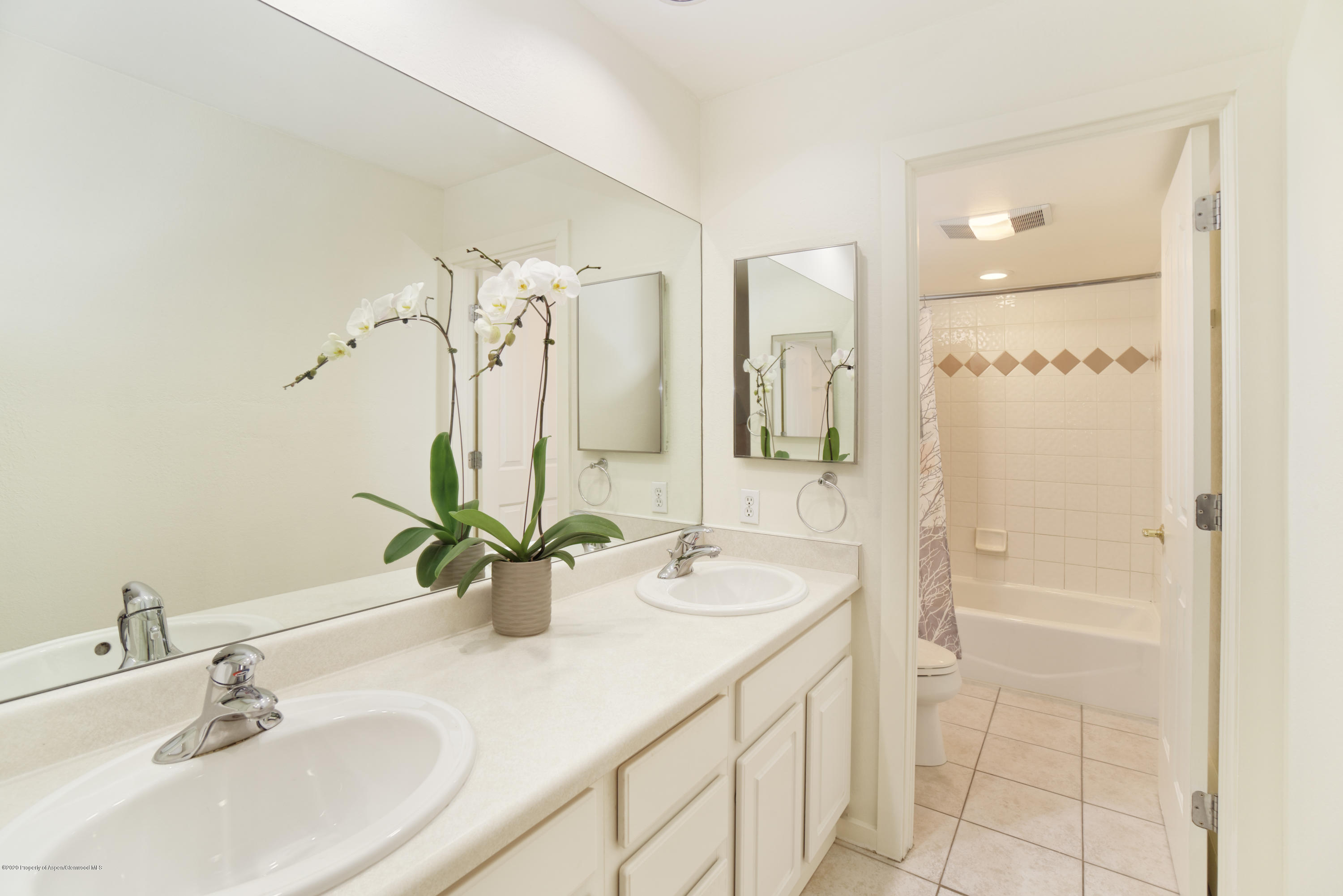 201 Meadow Ranch Road, Unit D6 Snowmass Village, CO 81615 - Photo 9 of 20 201MeadowRanchDr_HiRes_052120_02