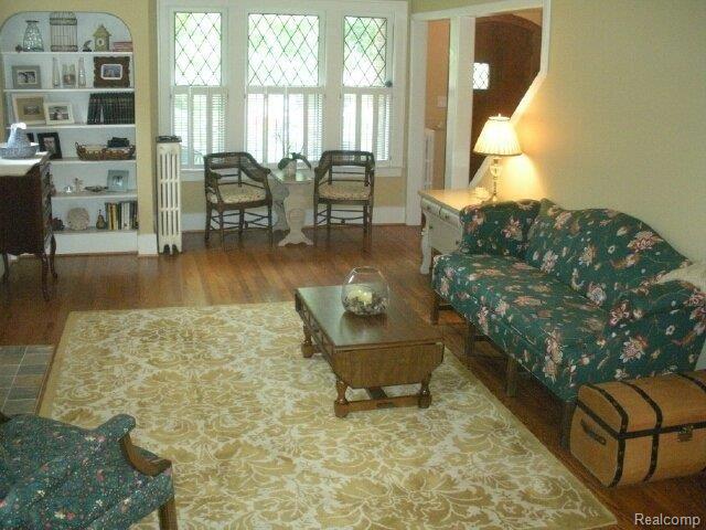 937 Fisher Road Grosse Pointe, MI 48230 - Photo 5 of 24 Living Room