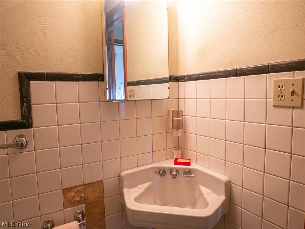 2819 Center Road Youngstown, OH 44514 - Photo 15 of 32 Second floor bathroom.
Needs a little tlc and will be charming.