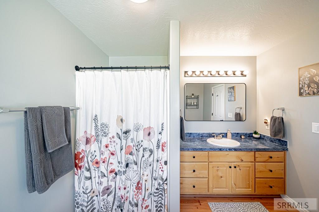 3947 Jordan Circle Ammon, ID 83406 - Photo 44 of 81 Master Bath