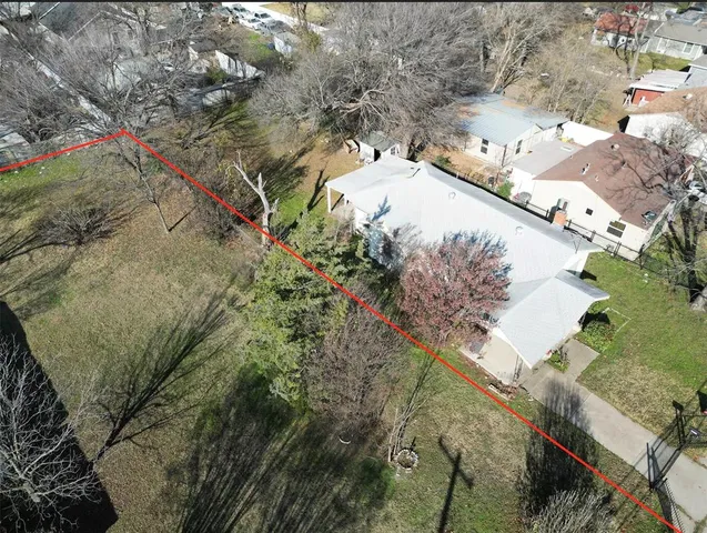 a view of a yard with plants