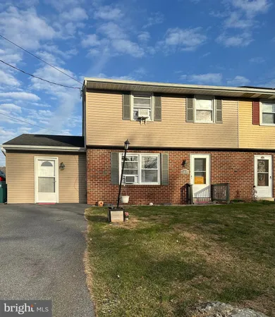 a view of a house with backyard