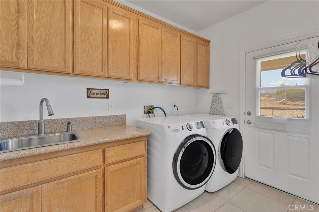 8482 Tumbleweed Road Phelan, CA 92371 - Photo 38 of 61 a utility room with sink dryer and washer