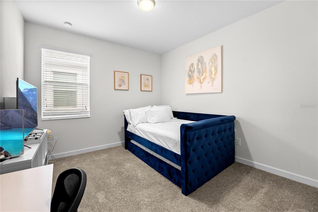 2926 Wordsmith Road Kissimmee, FL 34746 - Photo 34 of 42 a room with a bed and a chair