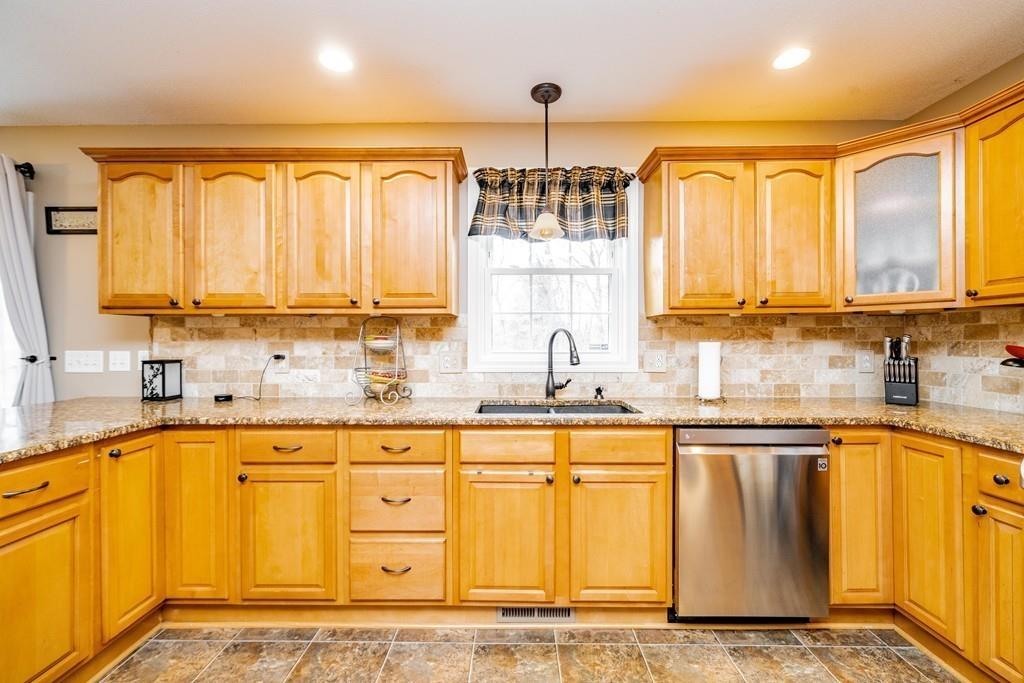 23 Delaware Avenue Springfield, MA 01119 - Photo 13 of 42