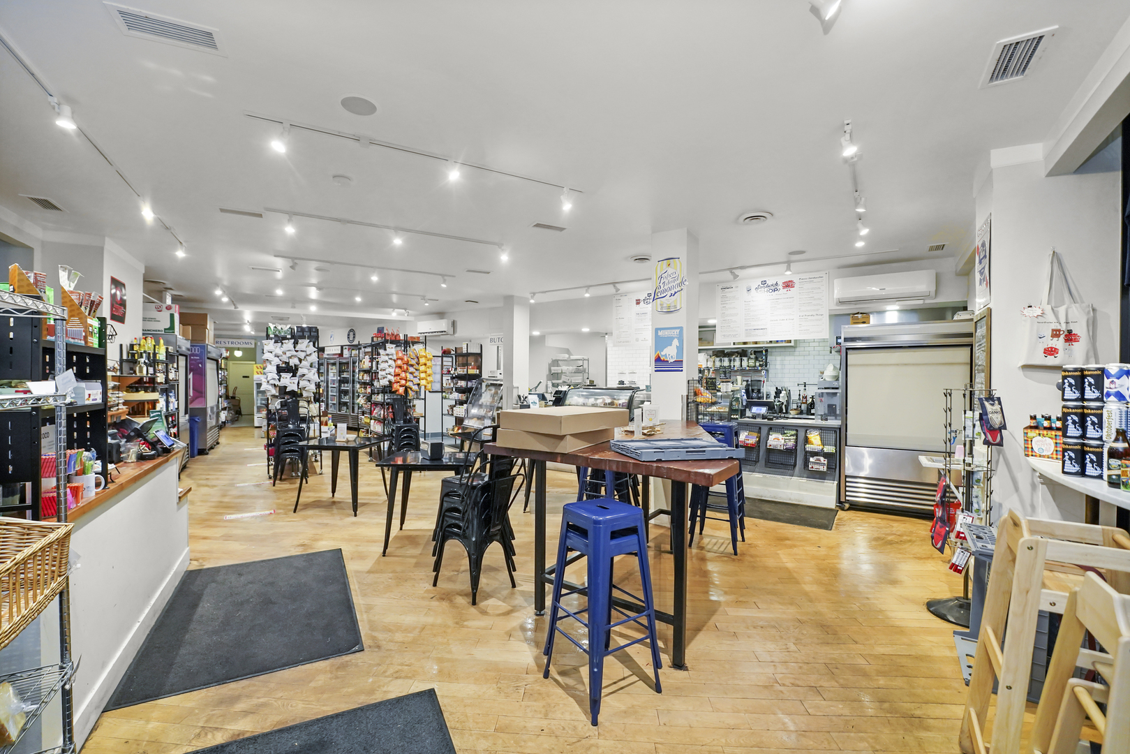 4363 North Lincoln Avenue Chicago, IL 60618 - Photo 6 of 34 a view of a dining area with furniture