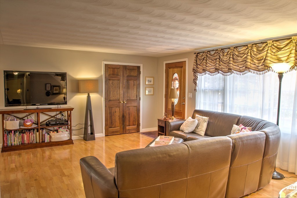 88 Concord Road Chelmsford, MA 01824 - Photo 4 of 26 Gallery Image 4