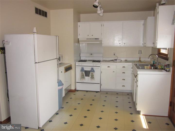 135 Nottingham Road Pennsville, NJ 08070 - Photo 3 of 21