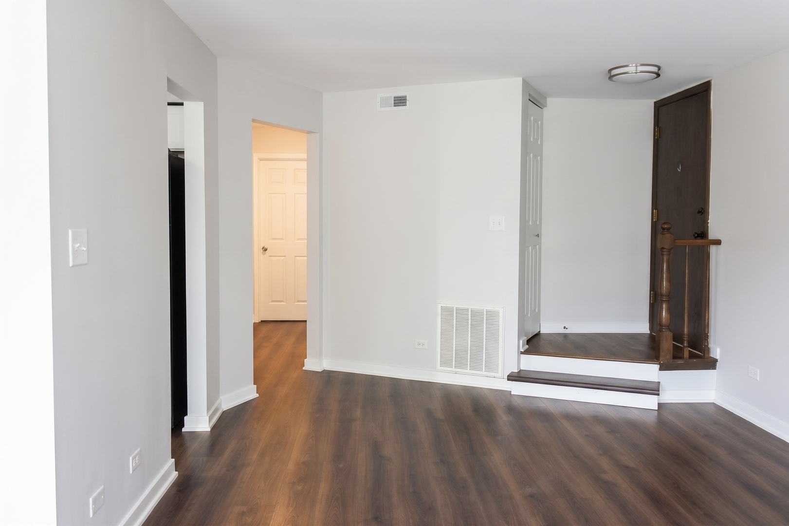 890 Sheldon Court, Unit D Wheaton, IL 60189 - Photo 2 of 12