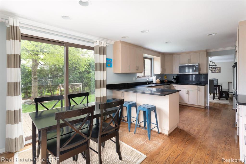 559 Cook Road Grosse Pointe Woods, MI 48236 - Photo 8 of 47