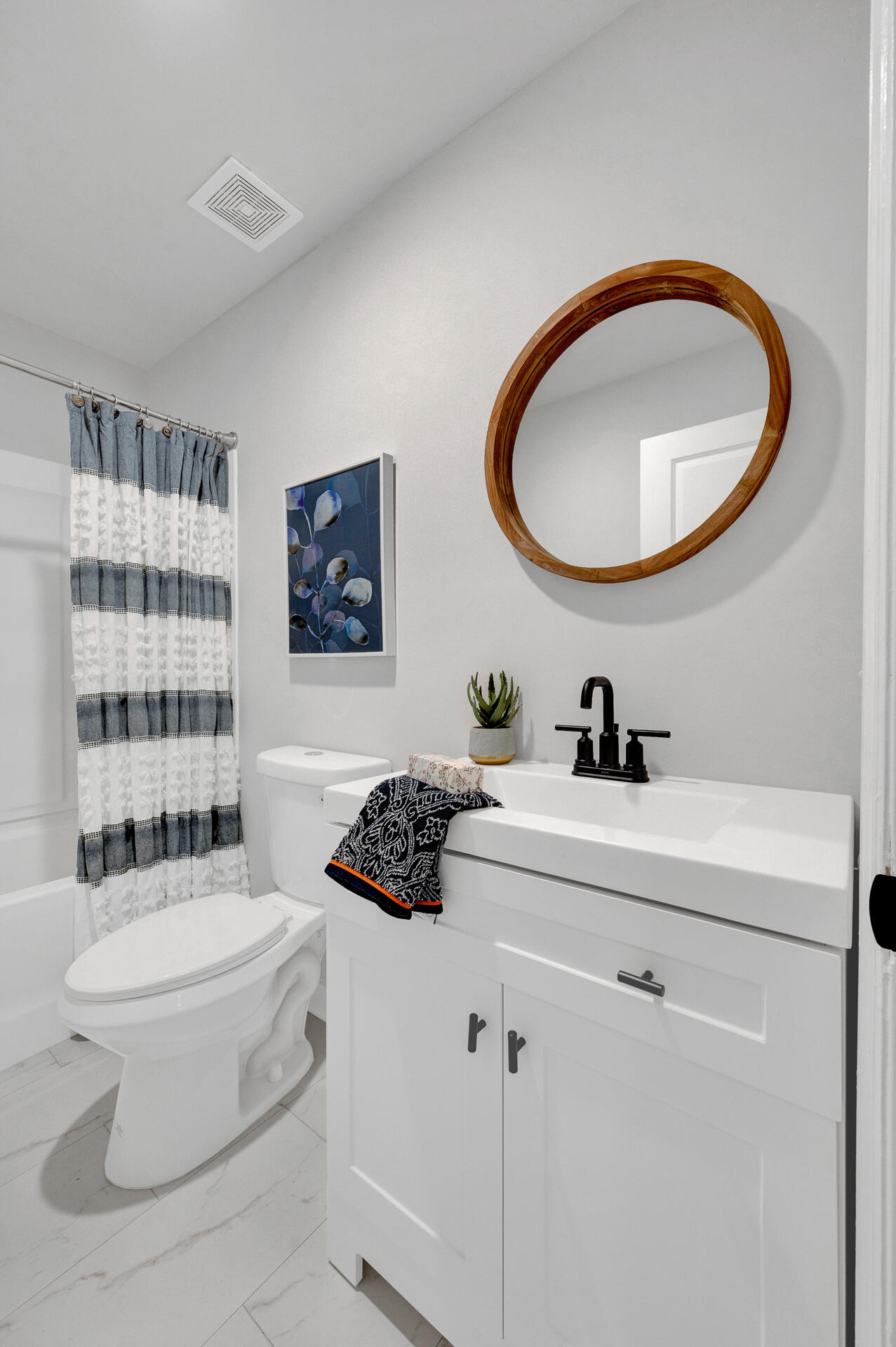 2512 Bennett Yard Road, Unit B North Charleston, SC 29405 - Photo 20 of 24 Bathroom