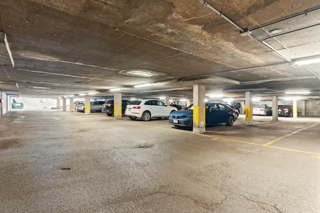 $242,000 | 2728 North Hampden Court, Unit 301, Chicago, IL 60614