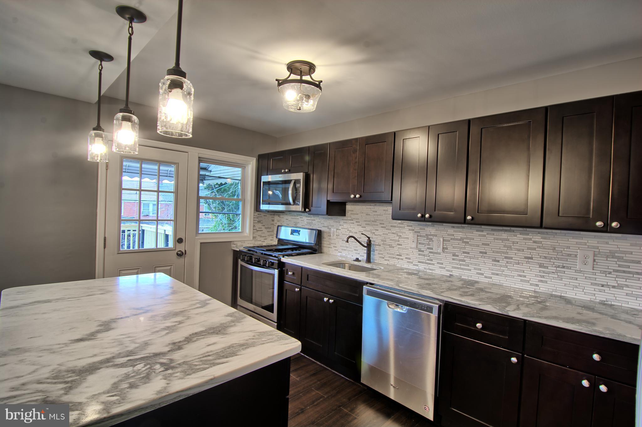 719 Stamford Road Baltimore, MD 21229 - Photo 12 of 29 Italian granite, custom back splash,new appliances