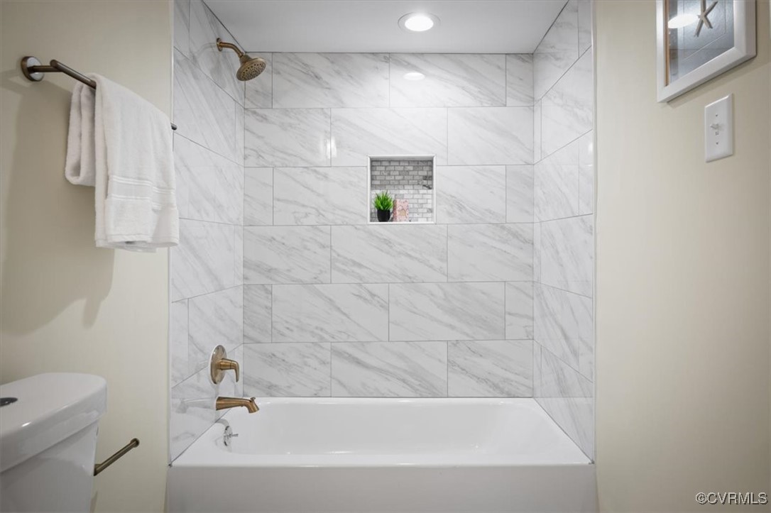 6920 Belmont Road Chesterfield, VA 23832 - Photo 41 of 50 Bathroom with toilet and tiled shower / bath